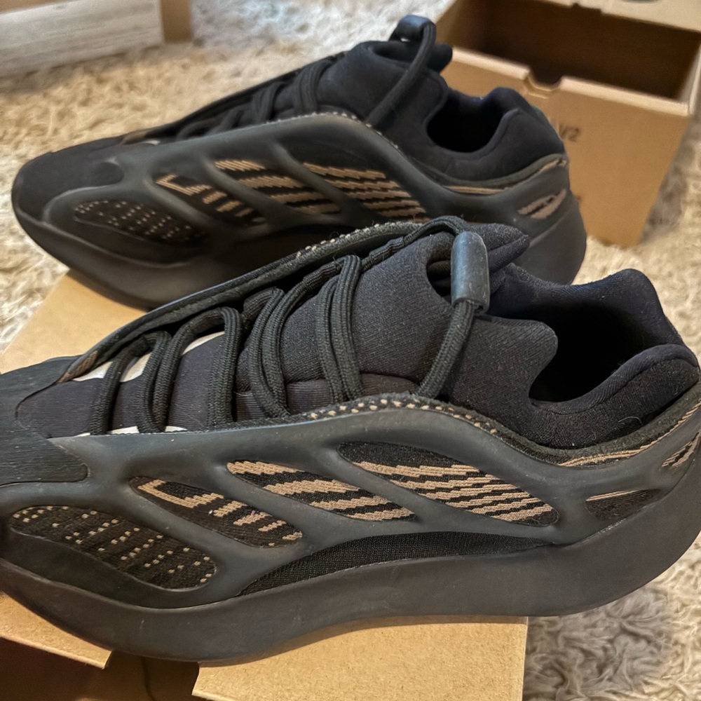 Adidas Yeezy 700 V3 Box